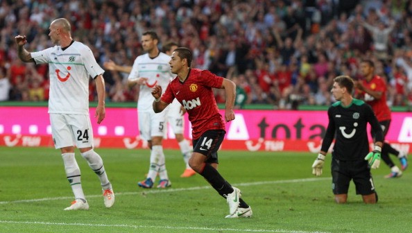 Man United không hề bị hoang mang sau khi bị dẫn trước, Quỷ đỏ vẫn bình tĩnh triển khai lối chơi của mình và đã có bàn quân bình tỉ số chỉ 5 phút sau đó từ pha đá bồi của Chicharito sau pha dứt điểm của Rooney.